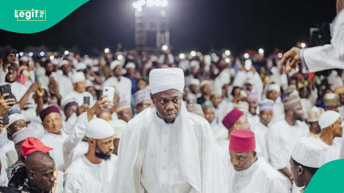 Sheikh Farooq Onikijipa, Ilorin-born Islamic preacher and Grand Mufti of Ilorin, speaking at a major Islamic event in Nigeria. Sheikh Farooq Onikijipa, Ilorin-born Islamic preacher and Grand Mufti of Ilorin, speaking at a major Islamic event in Nigeria.