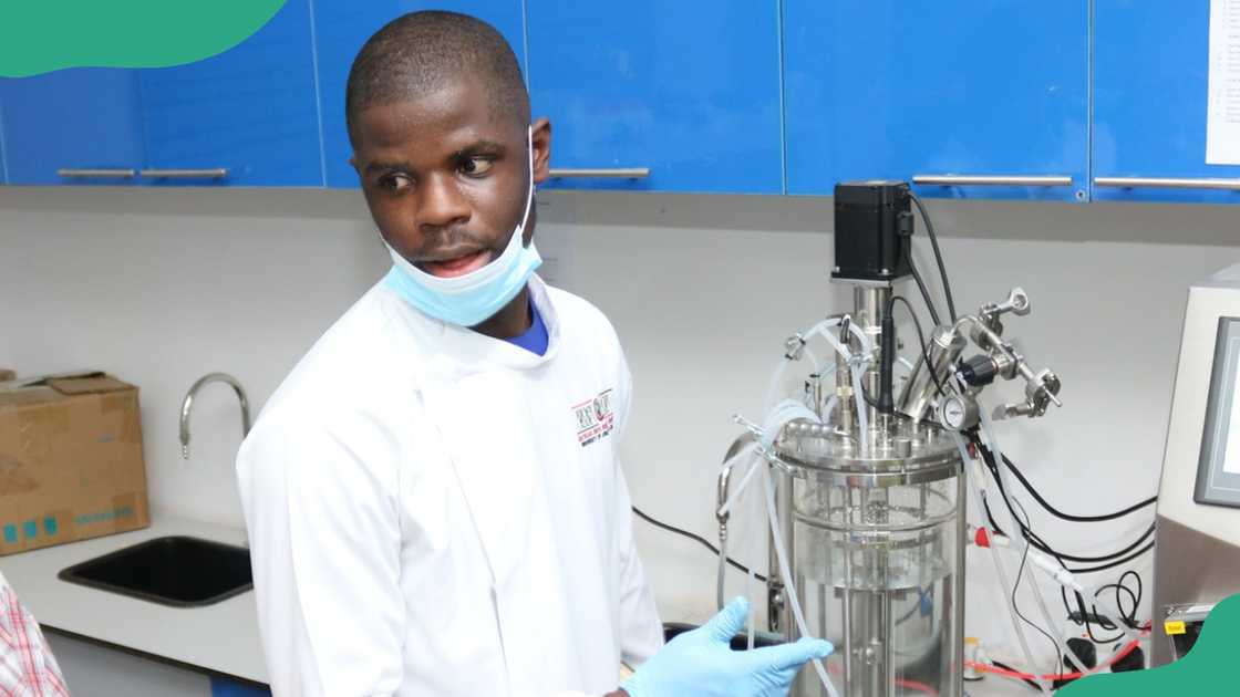 University of Africa, Toru-Orua in a laboratory. University of Africa, Toru-Orua in a laboratory.