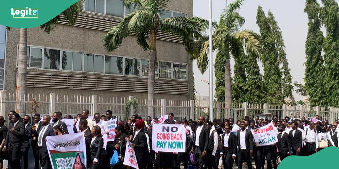 Lawyers protesting at the Federal Ministry of Finance in Abuja on Thursday.