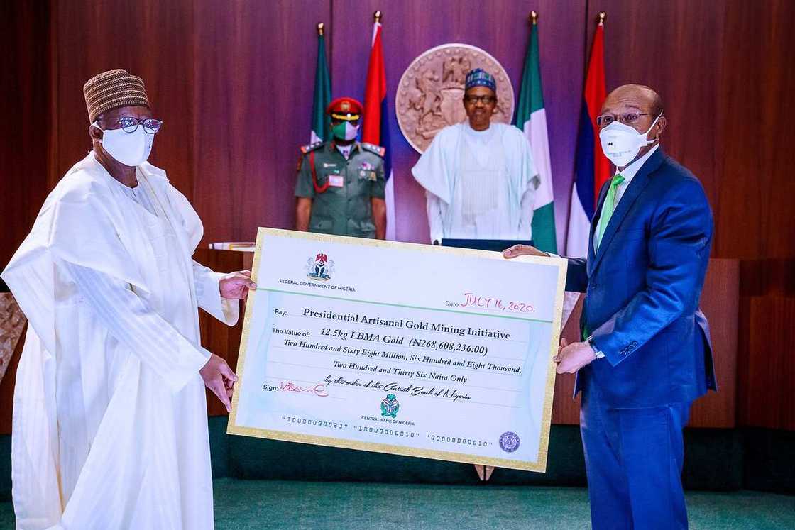 Yanzu: Shugaba Buhari ya kaddamar da cinikayyar gwal, mutane 250,000 zasu samu aiki Yanzu: Shugaba Buhari ya kaddamar da cinikayyar gwal, mutane 250,000 zasu samu aiki