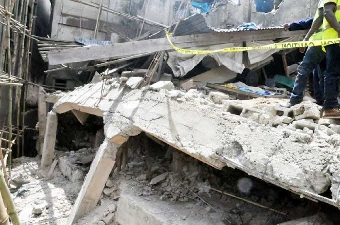 Mutane sun maƙale bayan bene ya rufta a Legas Mutane sun maƙale bayan bene ya rufta a Legas