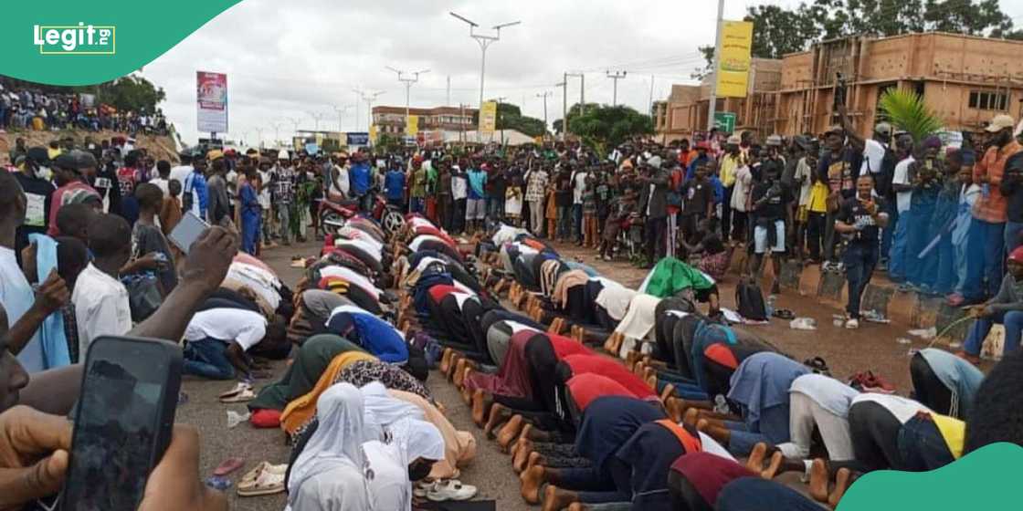 Cristians seen protecting Muslims as during prayers