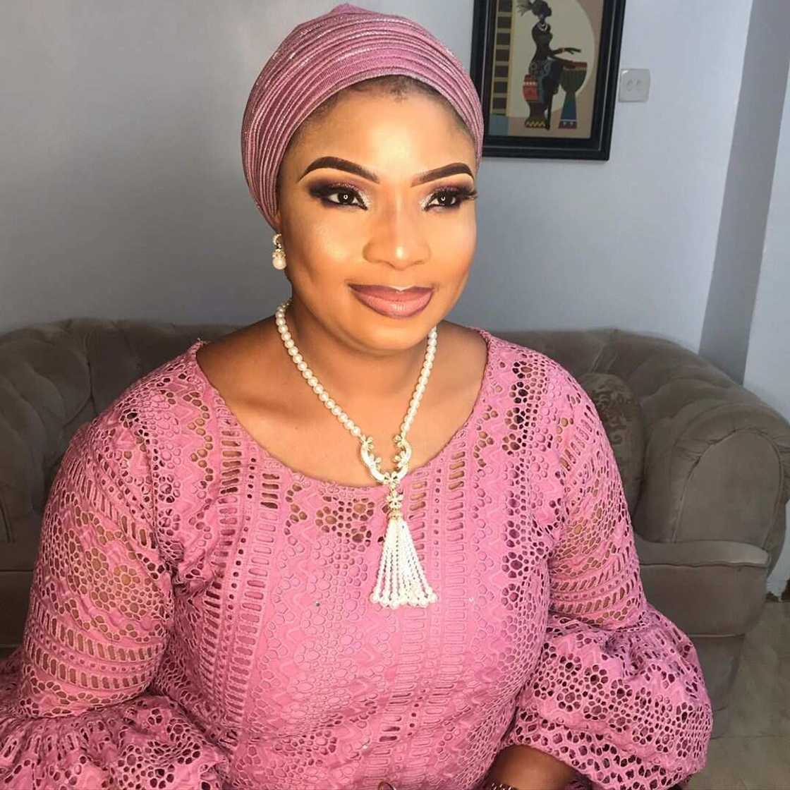 Manyan yan wasan Najeriya 4 da suka bar addinin Kirista zuwa na Islama Manyan yan wasan Najeriya 4 da suka bar addinin Kirista zuwa na Islama