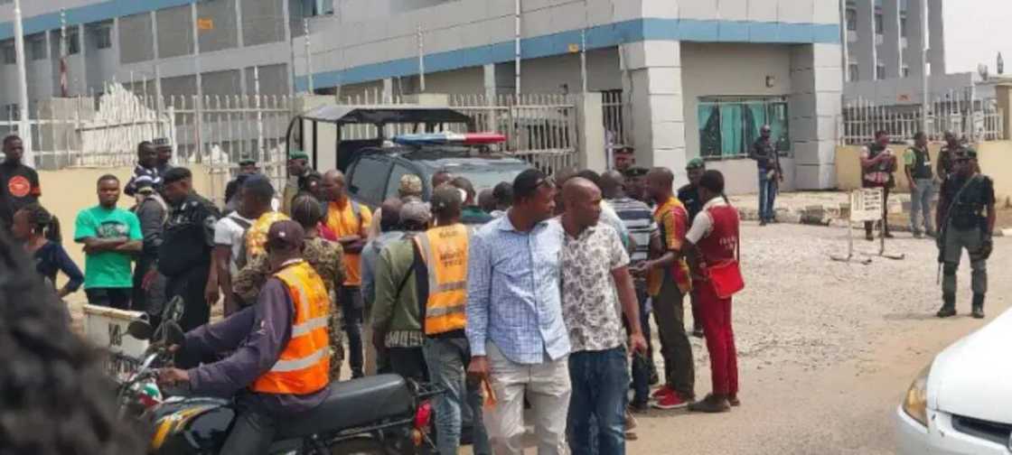 Yadda 'yan sanda suka mamaye bankin CBN na Ondo Yadda 'yan sanda suka mamaye bankin CBN na Ondo