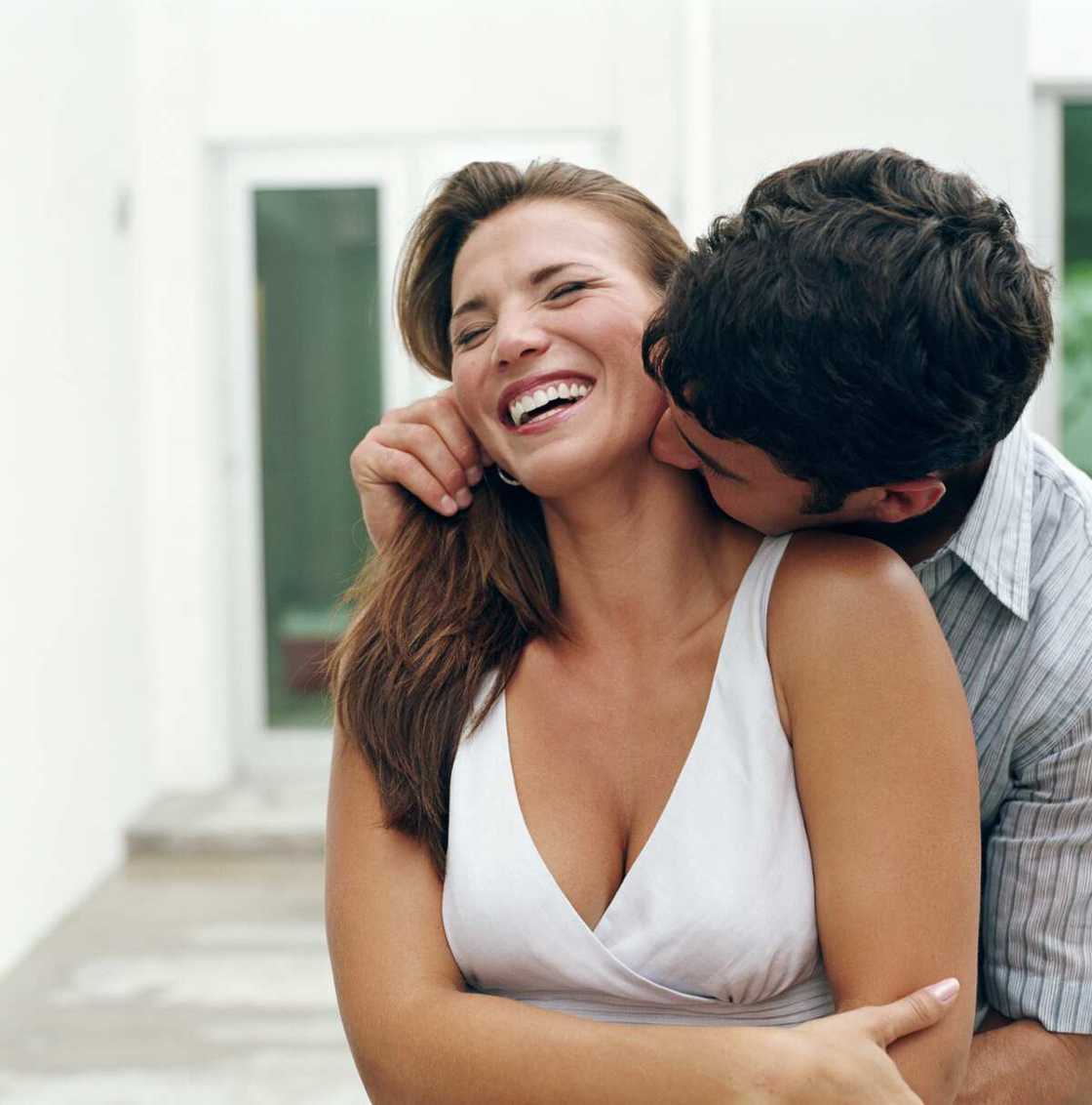 bisous dans le cou bisous dans le cou