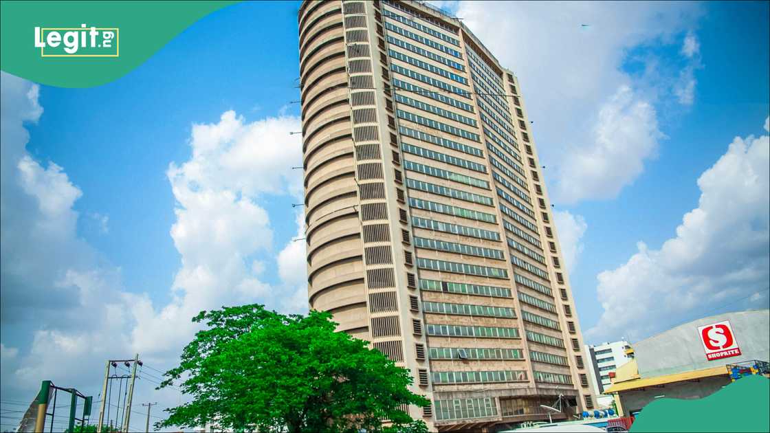 Ibadan: Man falls from top floor of Cocoa House, sparks concern Ibadan: Man falls from top floor of Cocoa House, sparks concern