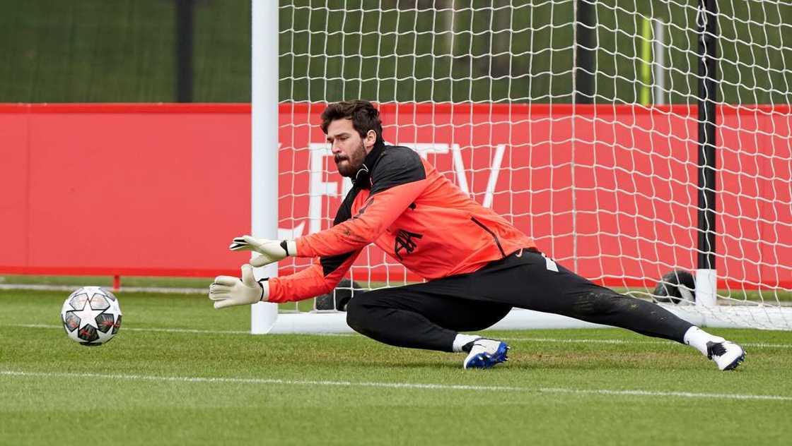 Alisson Becker. Alisson Becker.