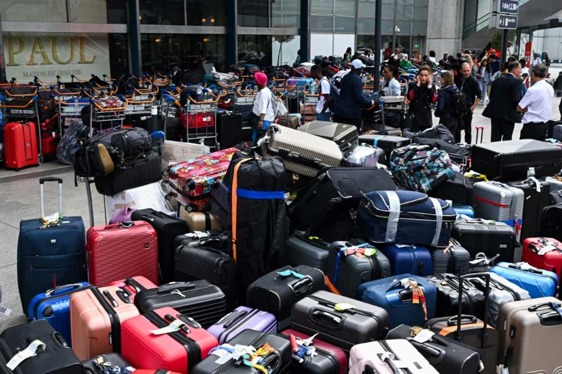 The European Parliament's transport committee adopted a proposal that would allow travellers to bring a personal item into the cabin, such as a handbag or backpack, and a hand luggage of up to seven kilogrammes (15 pounds) at no extra fee The European Parliament's transport committee adopted a proposal that would allow travellers to bring a personal item into the cabin, such as a handbag or backpack, and a hand luggage of up to seven kilogrammes (15 pounds) at no extra fee