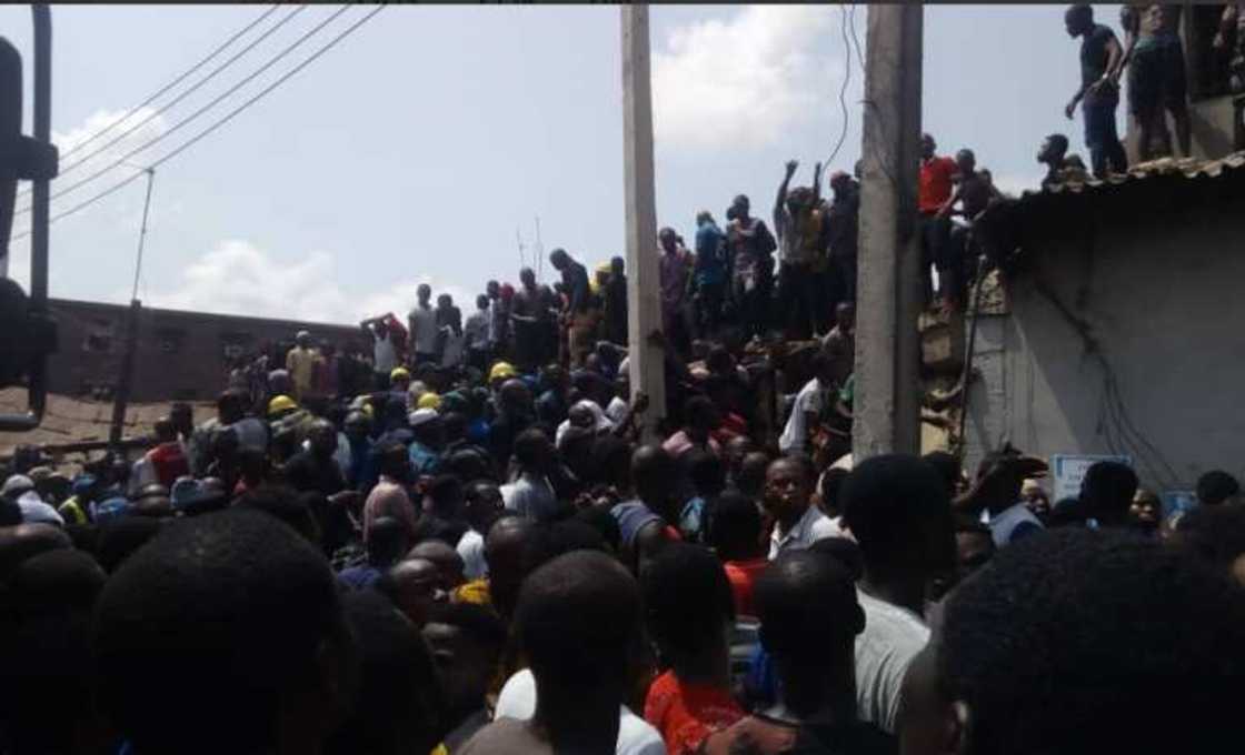 Hotunan ginin makarantan da ya rubzo kan dalibai a Legas Hotunan ginin makarantan da ya rubzo kan dalibai a Legas