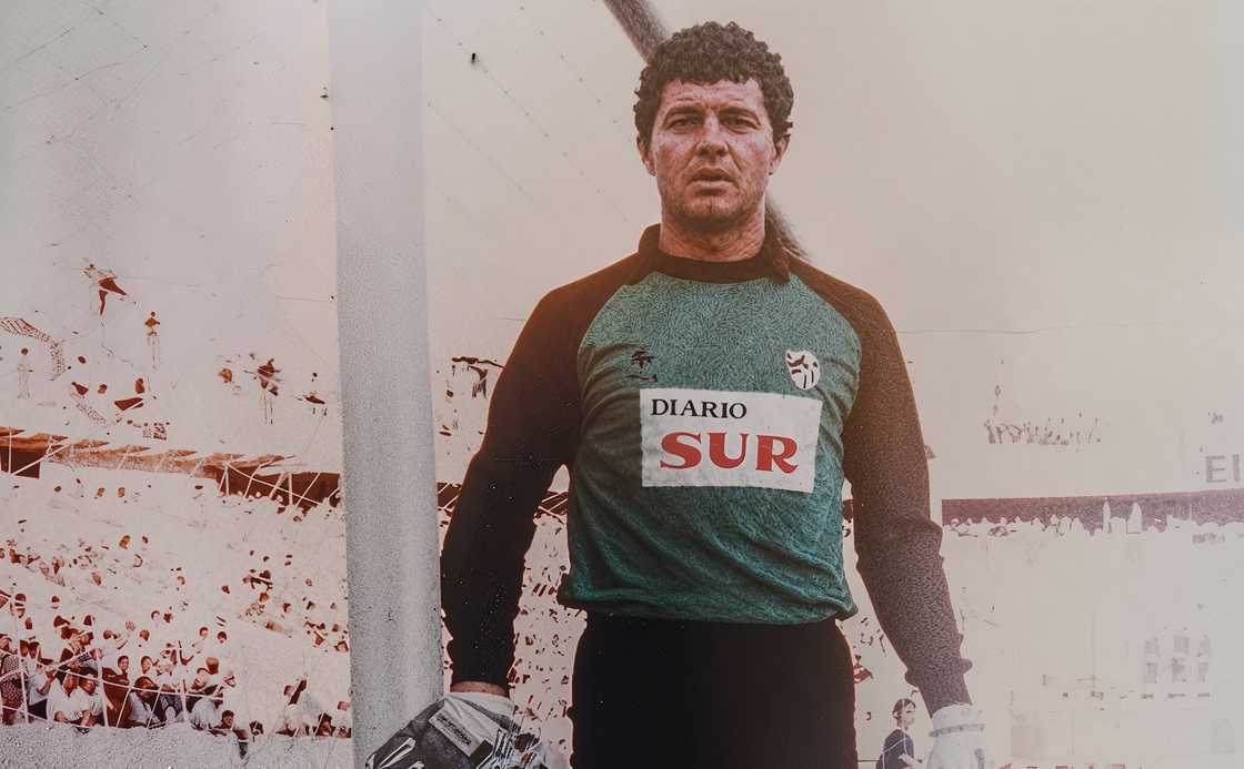 José Antonio Gallardo stands in front of the goalposts for CD Málaga. José Antonio Gallardo stands in front of the goalposts for CD Málaga.