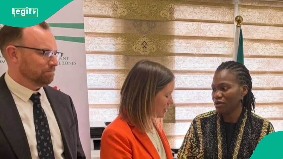 Jami'an Amurka tare da hadimar Tinubu Jami'an Amurka tare da hadimar Tinubu