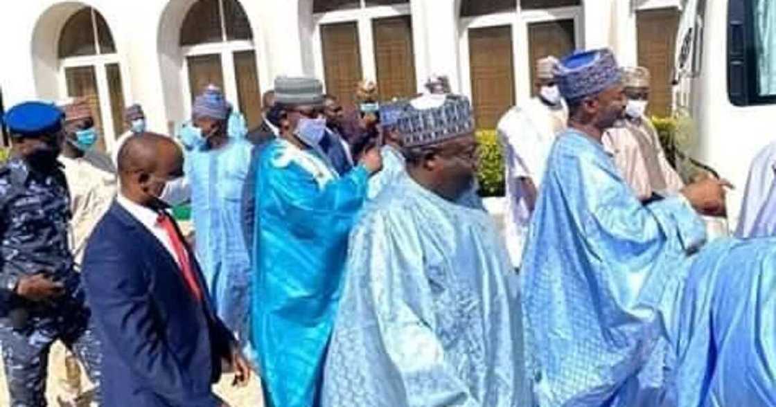 Babban mai mukami a Zamfara ya fadi ya mutu a wurin bikin diyar Sanata Yarima (Hotuna) Babban mai mukami a Zamfara ya fadi ya mutu a wurin bikin diyar Sanata Yarima (Hotuna)