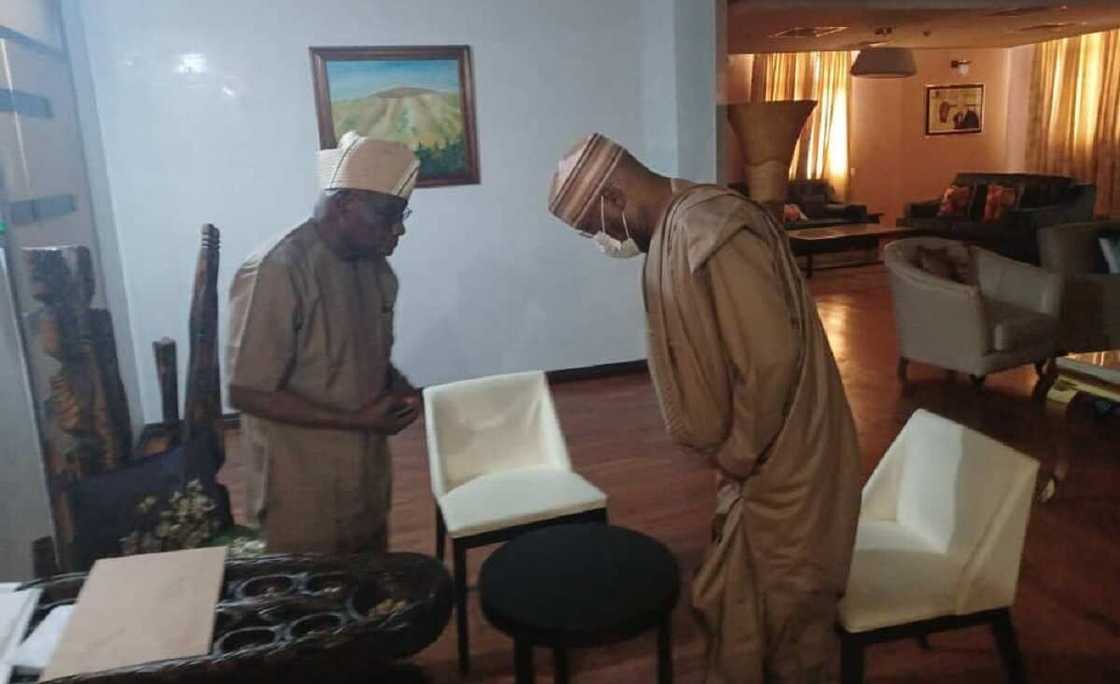 Yanzu Haka: Atiku Ya Kai Wa Obasanjo Ziyara a Gida, Sun Keɓe Suna Ganawar Sirri Yanzu Haka: Atiku Ya Kai Wa Obasanjo Ziyara a Gida, Sun Keɓe Suna Ganawar Sirri