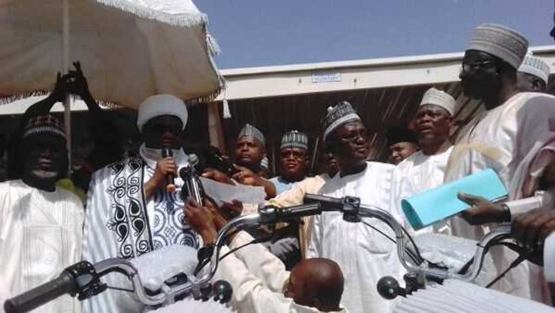 A bamu makamai mu yaki 'yan bindiga - Sarkin Zamfara ya roki Buhari A bamu makamai mu yaki 'yan bindiga - Sarkin Zamfara ya roki Buhari