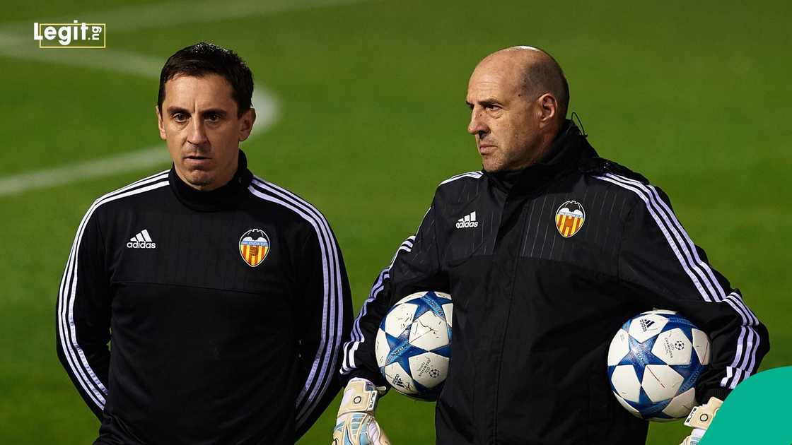 Gary Neville, Jose Manuel Ochotorena, UEFA, Champions League, Valencia, Olympique Lyonnais, Spain. Gary Neville, Jose Manuel Ochotorena, UEFA, Champions League, Valencia, Olympique Lyonnais, Spain.