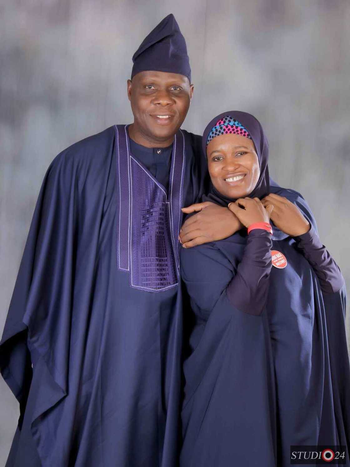 Kalli kyawawan hotunan Aisha Yesufu da mijinta yayin da suke murnar shekaru 21 da aure Kalli kyawawan hotunan Aisha Yesufu da mijinta yayin da suke murnar shekaru 21 da aure