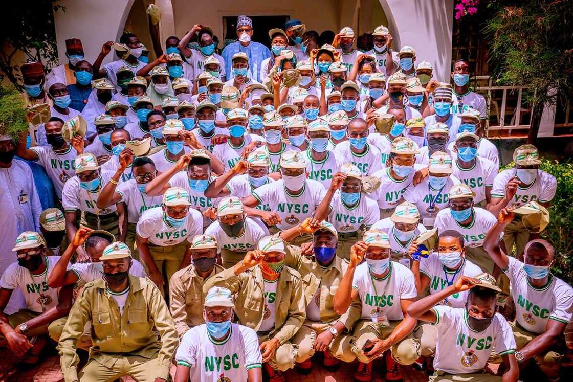 Buhari ya bada kyautar Shanu 24, kudi da buhuhunan Shinkafa ga Sojoji da Matasan NYSC Buhari ya bada kyautar Shanu 24, kudi da buhuhunan Shinkafa ga Sojoji da Matasan NYSC