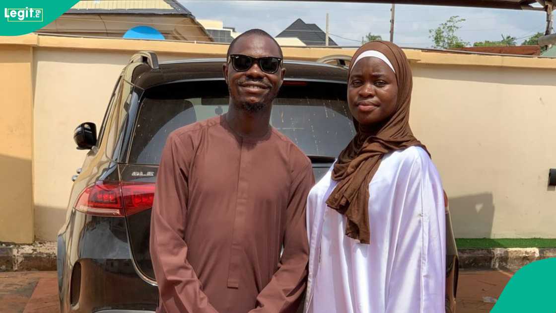 A doctor cries out as his sister and her husband are abducted. A doctor cries out as his sister and her husband are abducted.