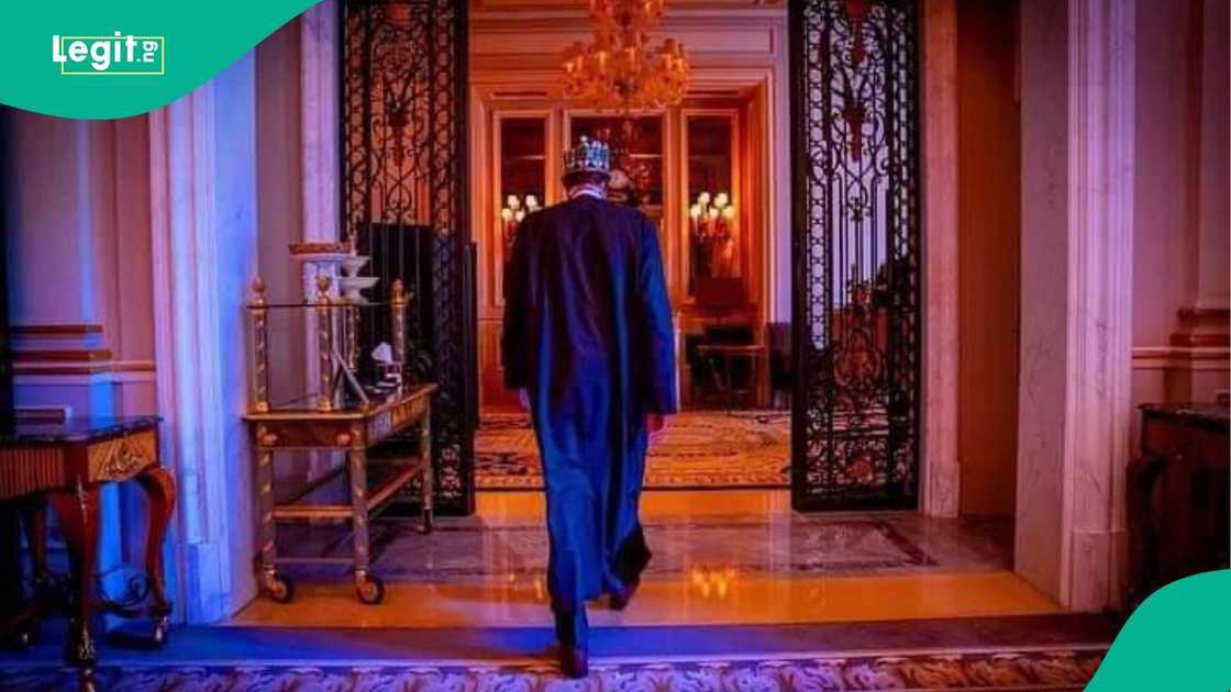 In tears, Buhari’s daughter, others arrive place of burial In tears, Buhari’s daughter, others arrive place of burial