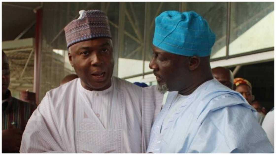 Dino Melaye ya dawo daga rakiyan Saraki, ya koma tafiyar Atiku Dino Melaye ya dawo daga rakiyan Saraki, ya koma tafiyar Atiku