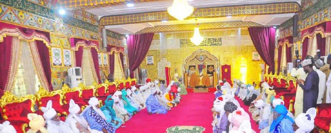 Bidiyo da hotunan sabon sarkin Zazzau ya kai wa sarkin Kano, Aminu Bayero, ziyara Bidiyo da hotunan sabon sarkin Zazzau ya kai wa sarkin Kano, Aminu Bayero, ziyara