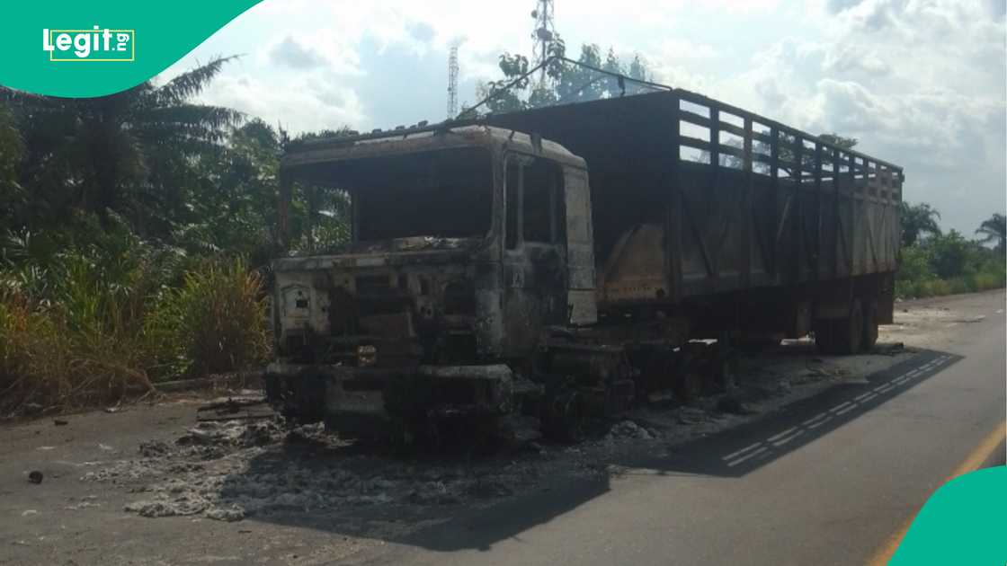 Mutane 22 da suka hau motar tirela daga Kano zuwa Legas sun mutu a hatsarin mota a Neja Mutane 22 da suka hau motar tirela daga Kano zuwa Legas sun mutu a hatsarin mota a Neja