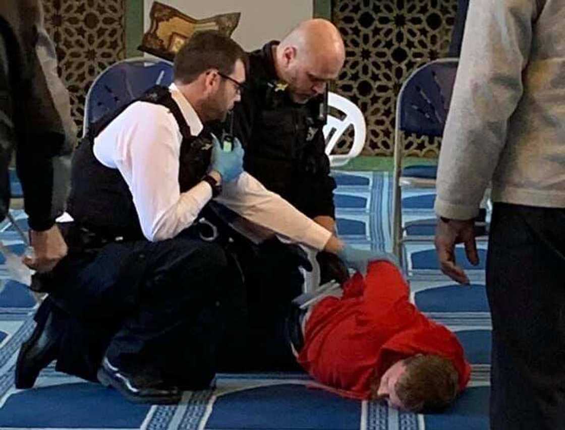 Dan ta'addanci ya kai hari Masallaci a London, ya yanka wuyan Ladani (Hoto) Dan ta'addanci ya kai hari Masallaci a London, ya yanka wuyan Ladani (Hoto)