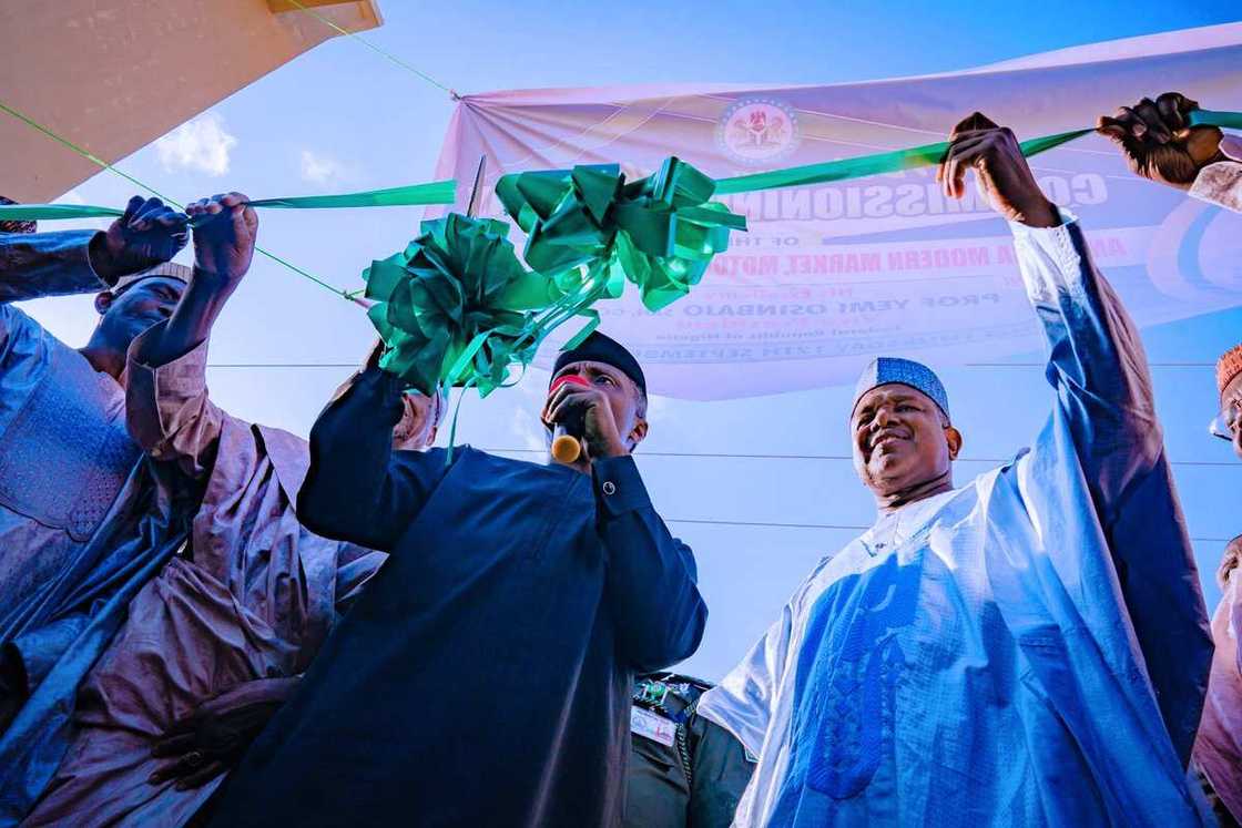 Osinbajo ya bude kasuwar shanu da katafariyar tashar mota a jihar Kebbi (Hotuna) Osinbajo ya bude kasuwar shanu da katafariyar tashar mota a jihar Kebbi (Hotuna)