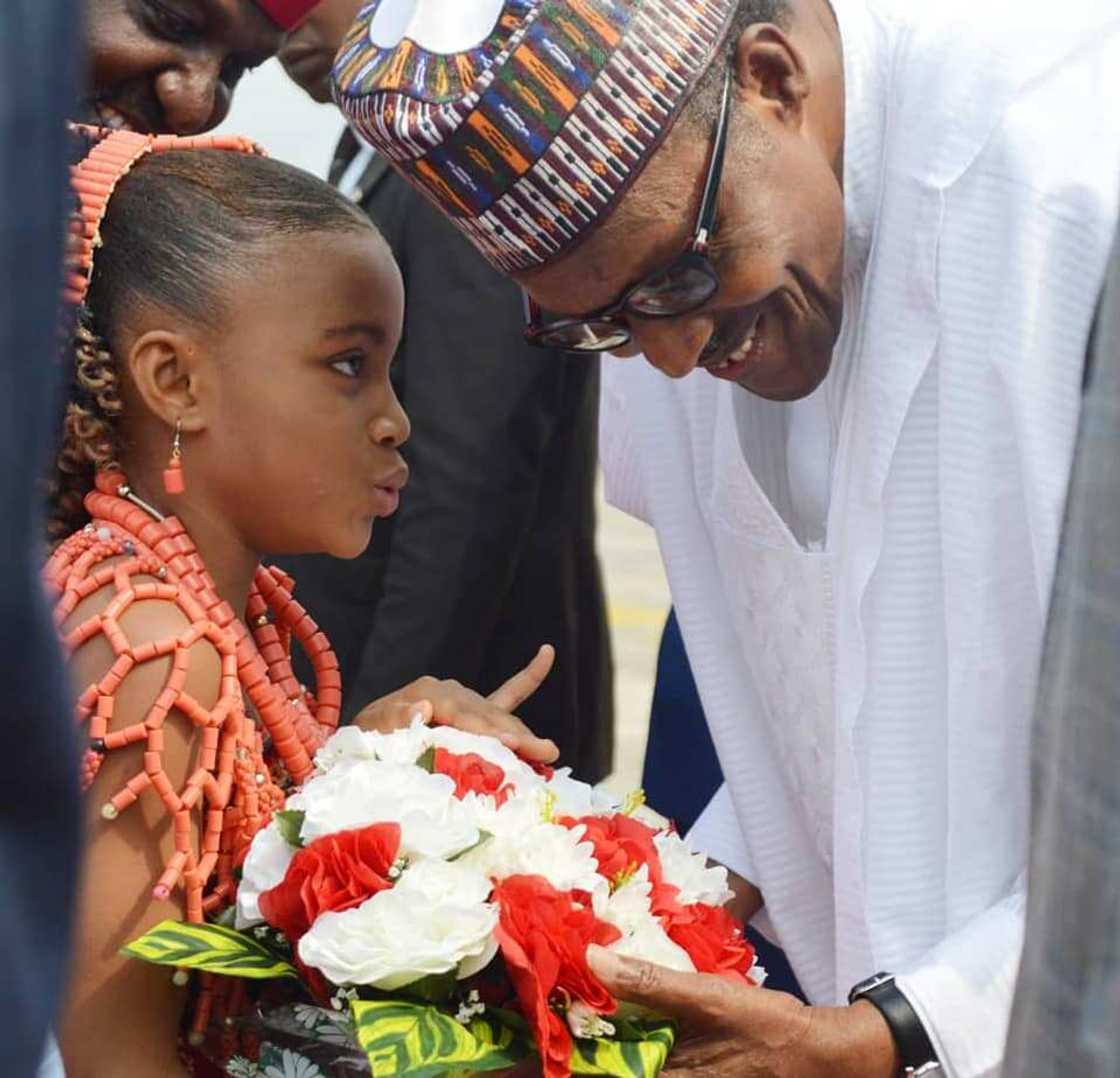 Yanzu-yanzu: Shugaba Buhari ya dira jihar Imo (Hotuna) Yanzu-yanzu: Shugaba Buhari ya dira jihar Imo (Hotuna)