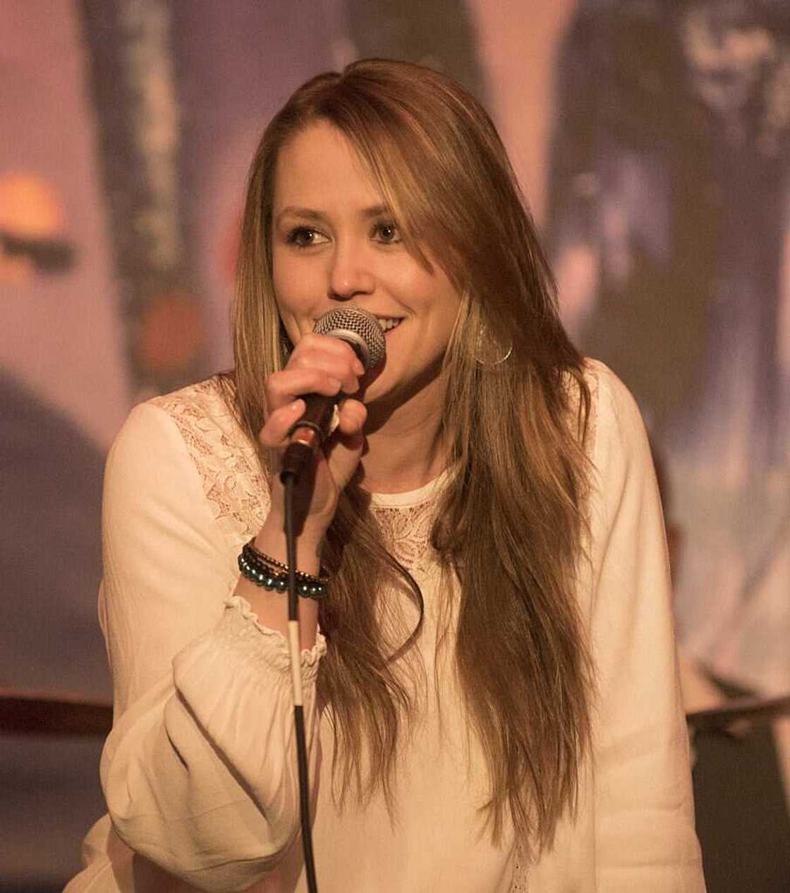 La chanteuse Jane Erin Carrey se produit sur scène lors d'une nuit de musique et de comédie La chanteuse Jane Erin Carrey se produit sur scène lors d'une nuit de musique et de comédie