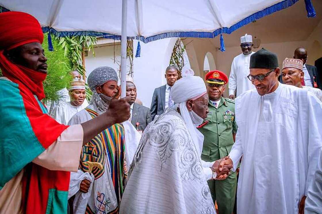 Hotuna yadda Sarkin Daura ya tarbi Buhari a yau Hotuna yadda Sarkin Daura ya tarbi Buhari a yau