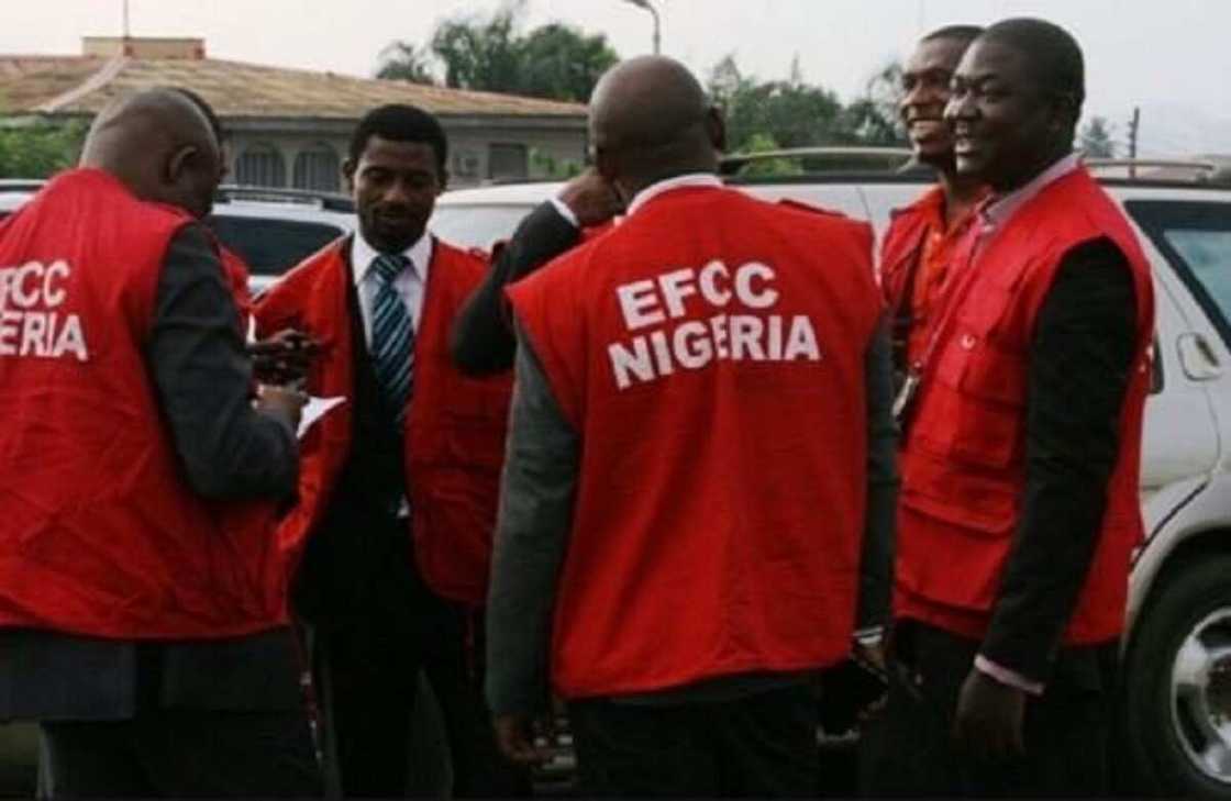 Jami'an EFCC 12 sun samu wasikar dakatarwa daga aiki Jami'an EFCC 12 sun samu wasikar dakatarwa daga aiki