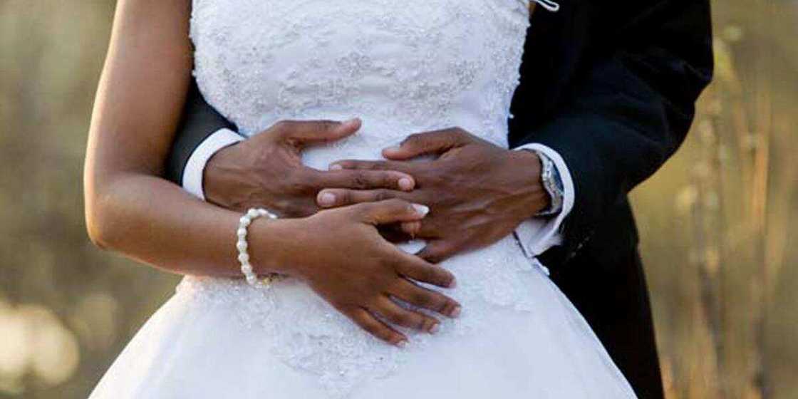 A daren farko, amarya mai shekaru 18 ta sheka lahira suna tsaka da soyewa da ango A daren farko, amarya mai shekaru 18 ta sheka lahira suna tsaka da soyewa da ango