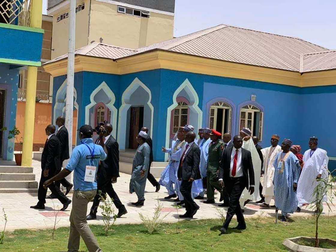 Shugaba Muhammadu Buhari ya bude Makaranta da gidaje a Jihar Borno Shugaba Muhammadu Buhari ya bude Makaranta da gidaje a Jihar Borno