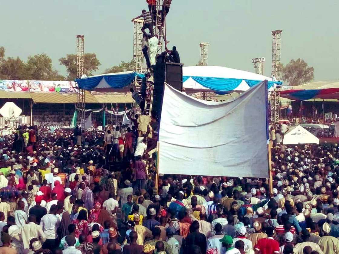 Kamfen: Hotunan yadda al'ummar Adamawa suka fito tarbar Buhari Kamfen: Hotunan yadda al'ummar Adamawa suka fito tarbar Buhari