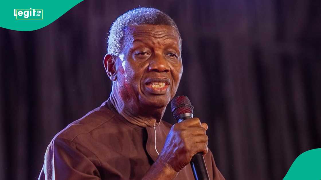 Pastor Dolapo Lawal exchange pleasantries with Pastor Adeboye.