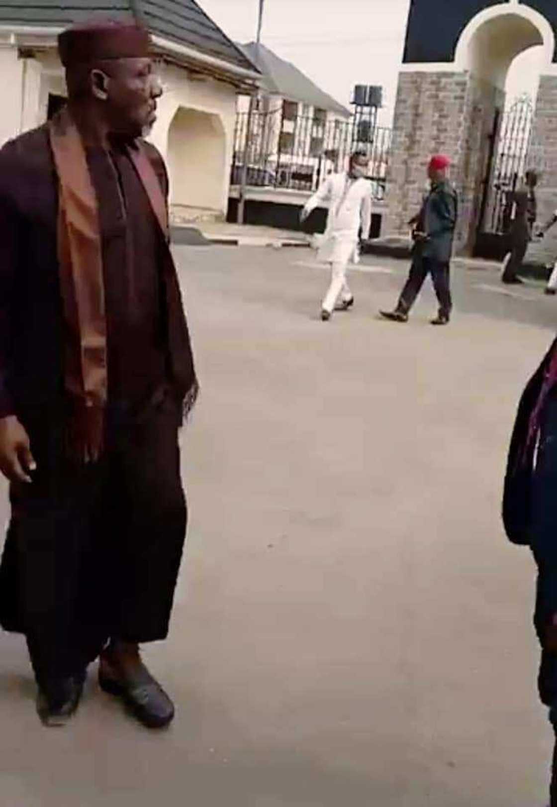 Da dumi-dumi: An kama Sanata Okorocha da laifin bude wani otal din da aka rufe Da dumi-dumi: An kama Sanata Okorocha da laifin bude wani otal din da aka rufe