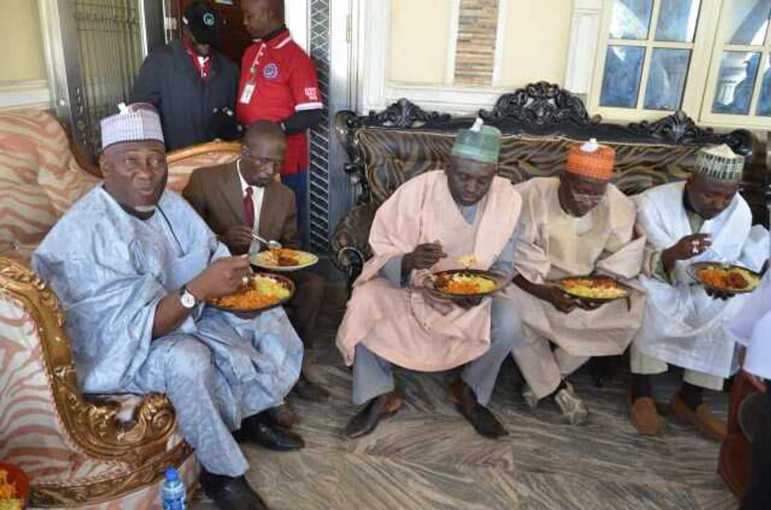 Kirsimeti: Musulumi sun ci sun sha a gidan Fasto a Kaduna, hotuna Kirsimeti: Musulumi sun ci sun sha a gidan Fasto a Kaduna, hotuna