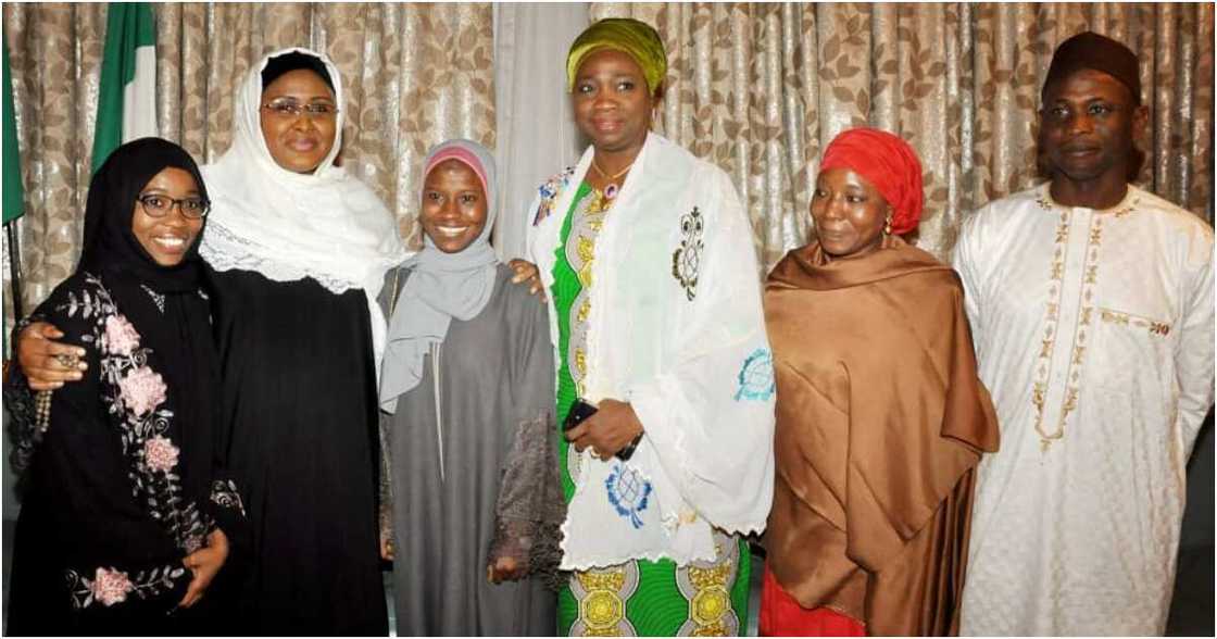 Aisha Buhari ta yi bude baki da Zainab Aliyu da ahlin gidansu a fadar Shugaban kasa (hotuna) Aisha Buhari ta yi bude baki da Zainab Aliyu da ahlin gidansu a fadar Shugaban kasa (hotuna)