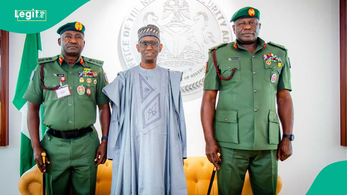 Malam Nuhu Ribadu tare da shugabannin sojin Najeriya