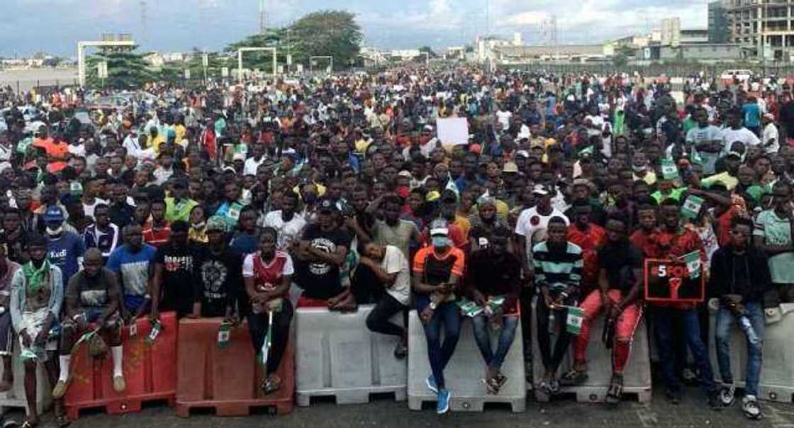 Video footage shows army sent 7 trucks to Lekki tollgate Video footage shows army sent 7 trucks to Lekki tollgate