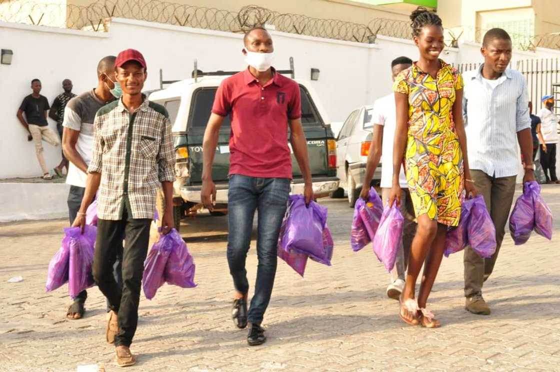 Lockdown: How Grace Ayoola, UI undergraduate, puts smiles on poor families in Ibadan (photos)