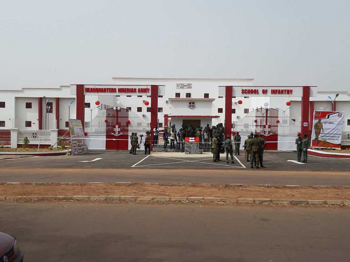 Buratai ya kaddamar da sabon katafaren ginin makaranta a hedikwatar soji a Jaji (Hotuna) Buratai ya kaddamar da sabon katafaren ginin makaranta a hedikwatar soji a Jaji (Hotuna)