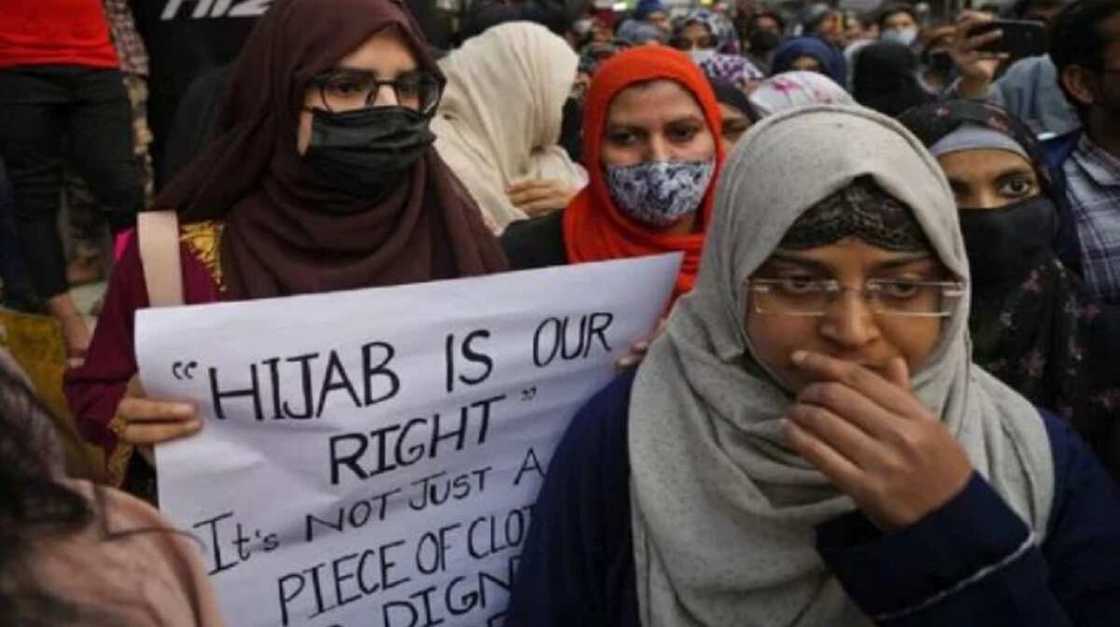 Kotu Ta Goyi Bayan Dokar Hana Saka Hijabi a Indiya, Ta Ce Babu Addinin Da Ya Wajabta Saka Hijabin Kotu Ta Goyi Bayan Dokar Hana Saka Hijabi a Indiya, Ta Ce Babu Addinin Da Ya Wajabta Saka Hijabin