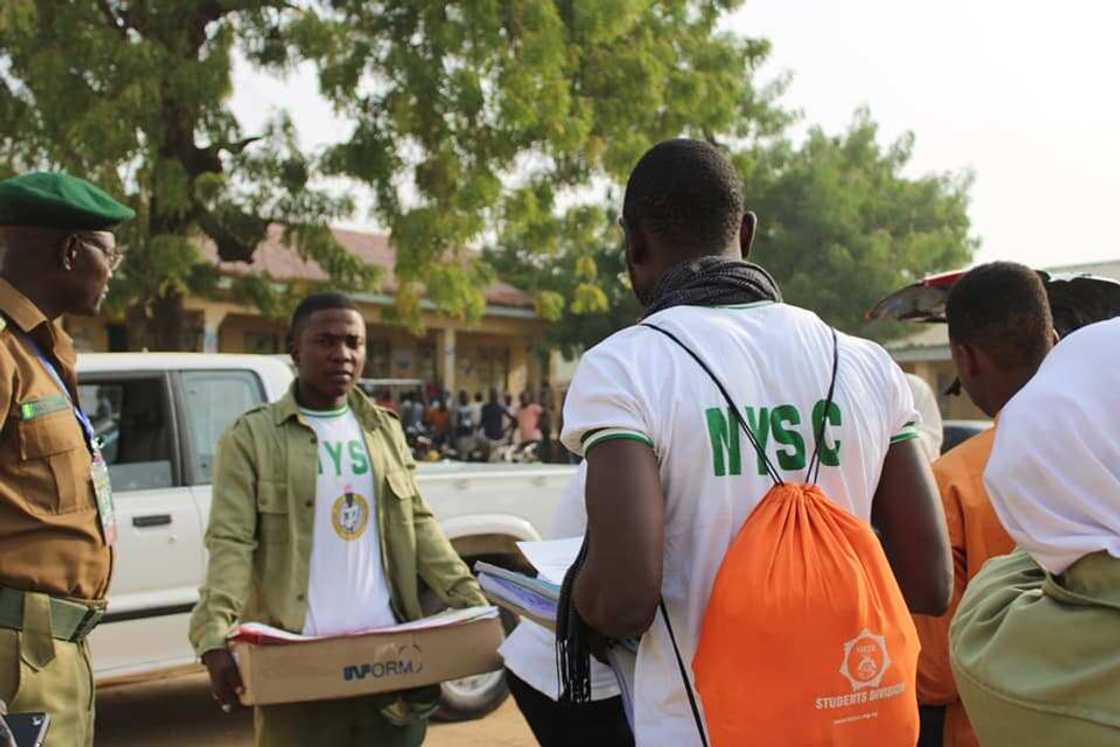 Jihar Bauchi: Masu bautar kasa (NYSC) na shirya kayan zabe a fadar Bauchi Jihar Bauchi: Masu bautar kasa (NYSC) na shirya kayan zabe a fadar Bauchi