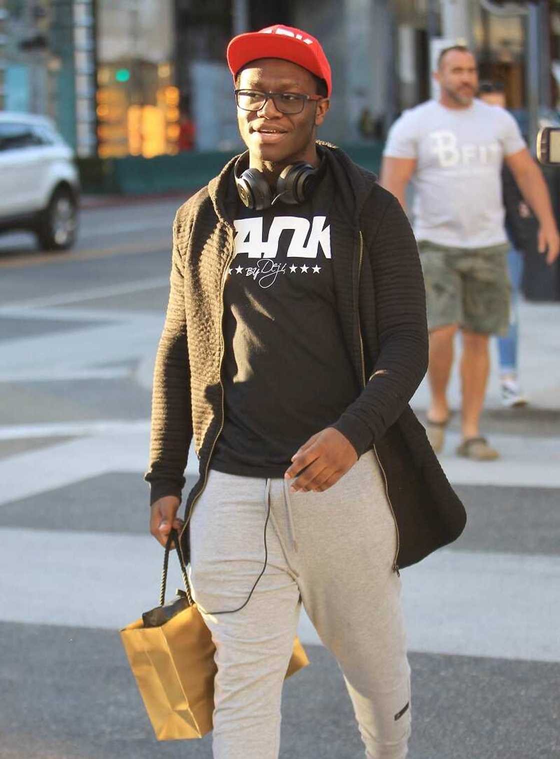 How old is Deji Olatunji? How old is Deji Olatunji?