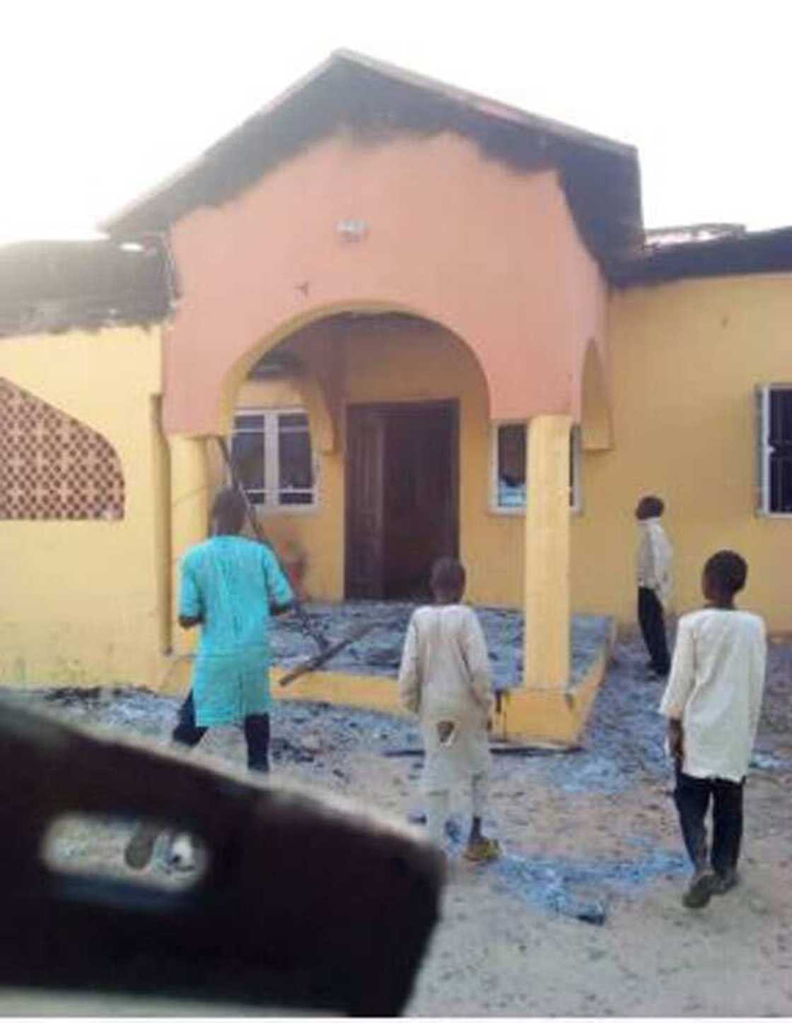 Yan Boko Haram sun bankawa asibiti wuta a jihar Yobe Yan Boko Haram sun bankawa asibiti wuta a jihar Yobe