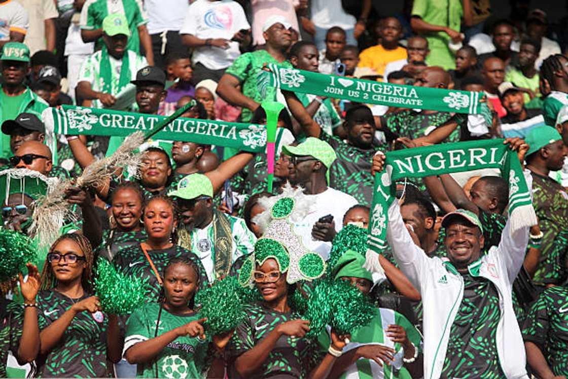 Magoya bayan Super Eagles a filin wasa