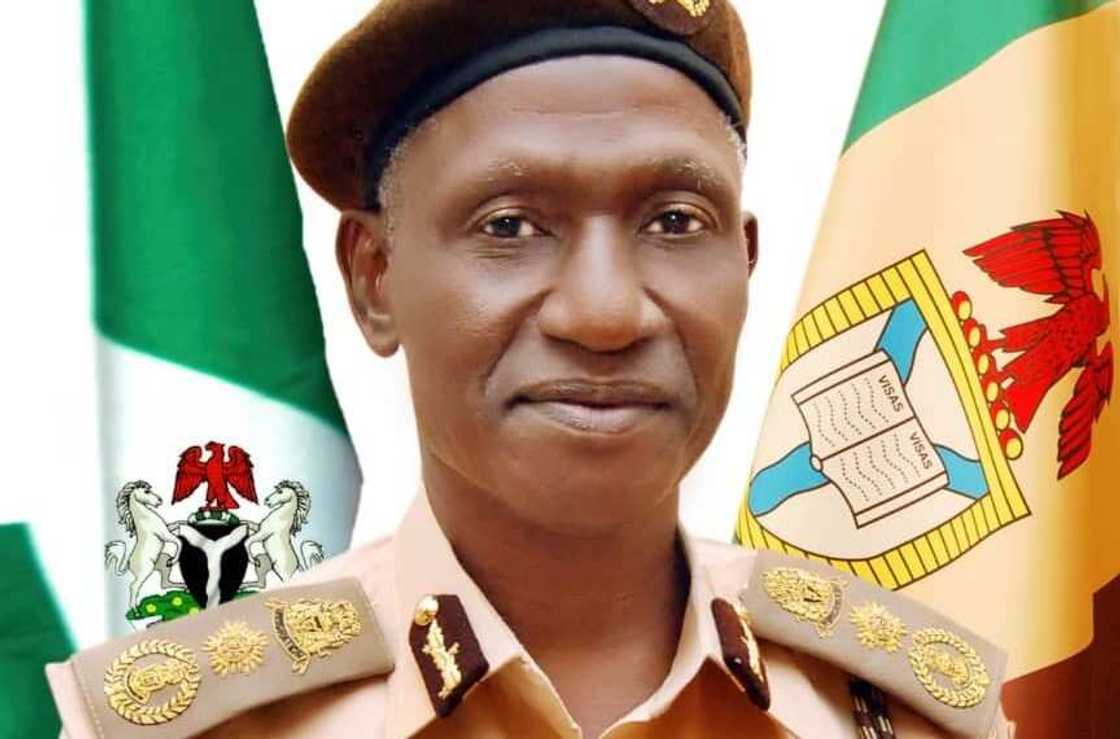 An cire jami'an hukumar shiga da fice da Kwantrola Janar ya kama suna rashawa lokacin da yayi basaja An cire jami'an hukumar shiga da fice da Kwantrola Janar ya kama suna rashawa lokacin da yayi basaja