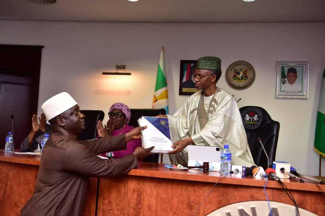 Gwamna El-Rufai ya yi magana game da rade-radin toshe layukan wayoyin kowa a jihar Kaduna Gwamna El-Rufai ya yi magana game da rade-radin toshe layukan wayoyin kowa a jihar Kaduna